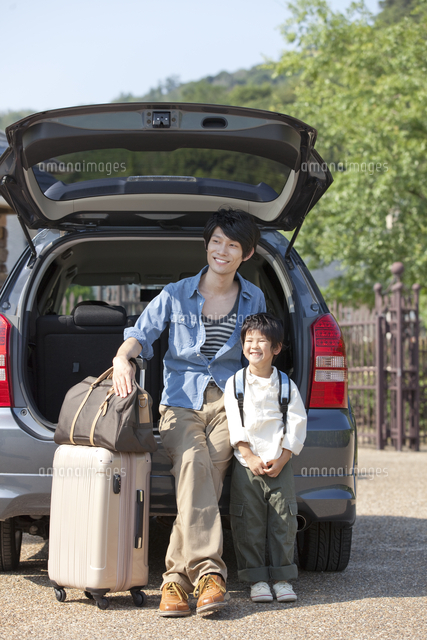 車のトランクに座る親子 の写真素材 イラスト素材 アマナイメージズ