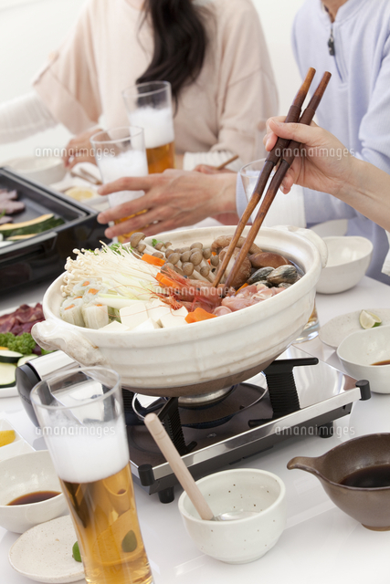 食卓の上の鍋料理 の写真素材 イラスト素材 アマナイメージズ