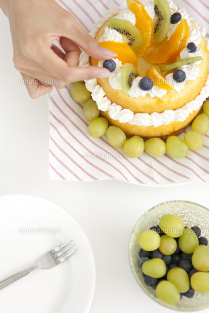 ケーキ作りをしている女性の手 の写真素材 イラスト素材 アマナイメージズ