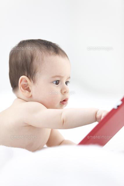 タブレットpcに触れる赤ちゃん の写真素材 イラスト素材 アマナイメージズ