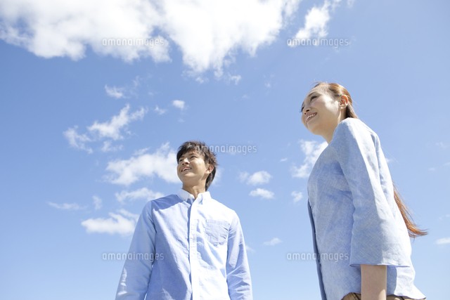 空を見上げるカップル の写真素材 イラスト素材 アマナイメージズ