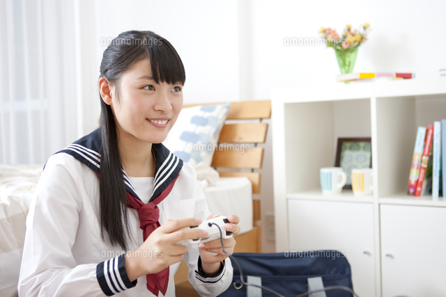 テレビゲームをしている女子校生 の写真素材 イラスト素材 アマナイメージズ テレビゲームをしている女子校生 の写真素材 イラスト素材 アマナイメージズ