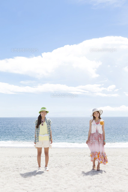 海岸に立っている笑顔の女性2人[07800039249]の写真・イラスト素材