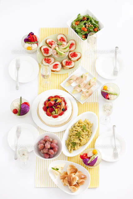 テーブルに並ぶパーティー料理 の写真素材 イラスト素材 アマナイメージズ