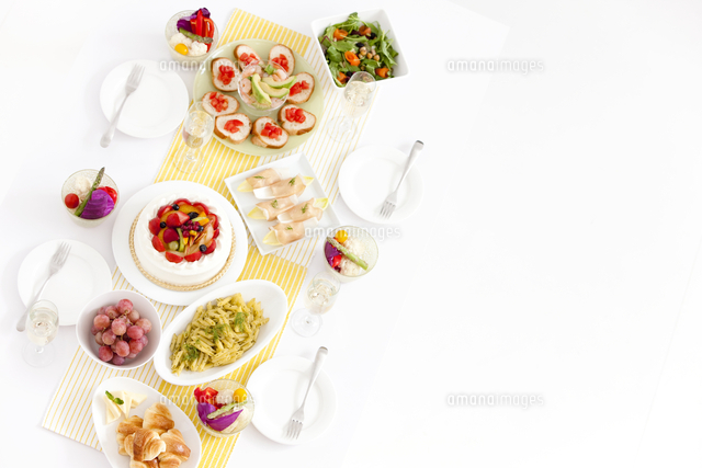 テーブルに並ぶパーティー料理 の写真素材 イラスト素材 アマナイメージズ