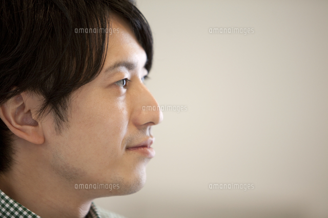 ほほえむ男性の横顔 の写真素材 イラスト素材 アマナイメージズ