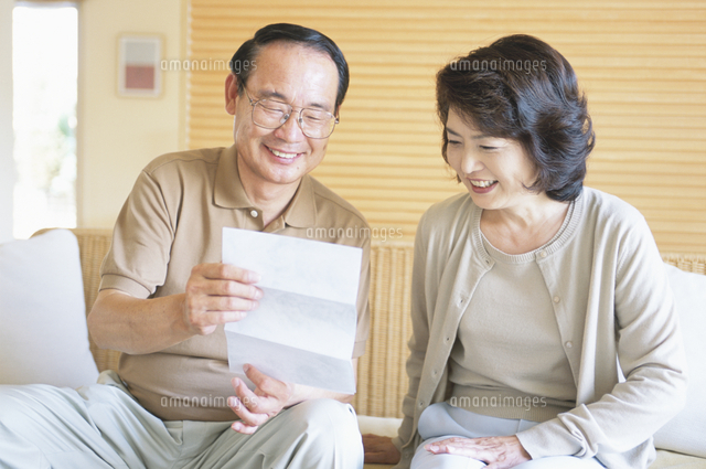 手紙を読む中高年夫婦 の写真素材 イラスト素材 アマナイメージズ