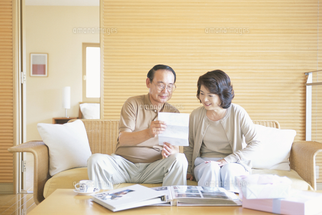 手紙を読む中高年夫婦 の写真素材 イラスト素材 アマナイメージズ