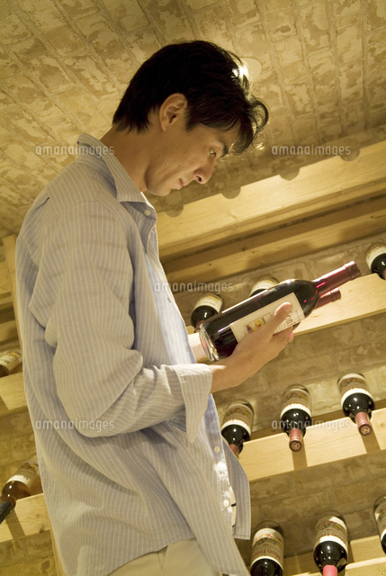 ワインボトルを持つ男性 の写真素材 イラスト素材 アマナイメージズ