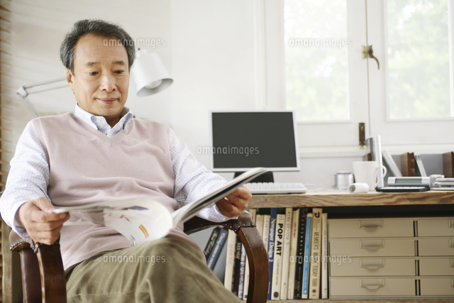 雑誌を読むシニア男性 の写真素材 イラスト素材 アマナイメージズ