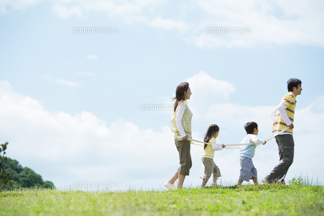 電車ごっこをして遊ぶ4人家族 の写真素材 イラスト素材 アマナイメージズ