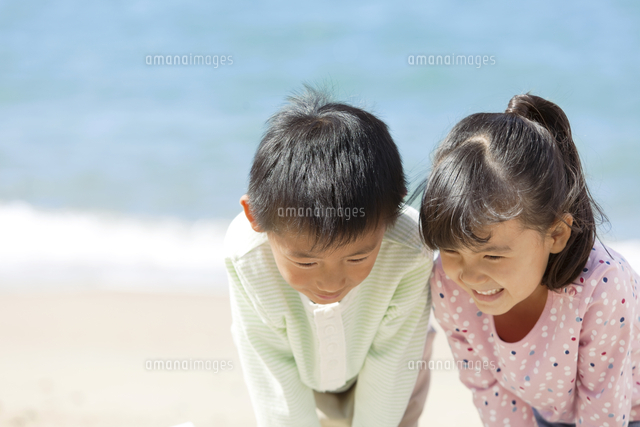 かがむ兄と妹 の写真素材 イラスト素材 アマナイメージズ