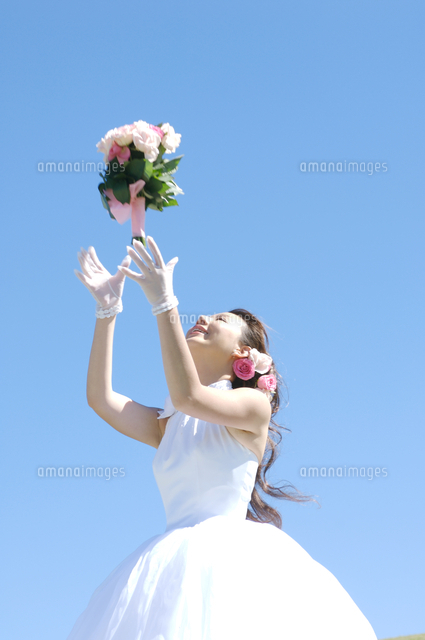 ブーケを投げる新婦 の写真素材 イラスト素材 アマナイメージズ