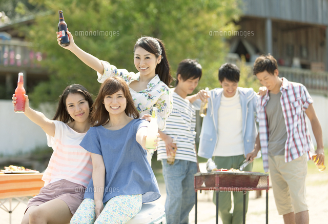 バーベキューをする男女6人 の写真素材 イラスト素材 アマナイメージズ