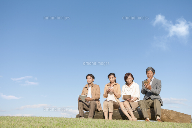 丸太に座っている男女 の写真素材 イラスト素材 アマナイメージズ