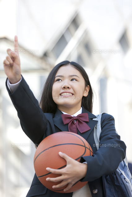 人差し指を立てる女子校生 の写真素材 イラスト素材 アマナイメージズ
