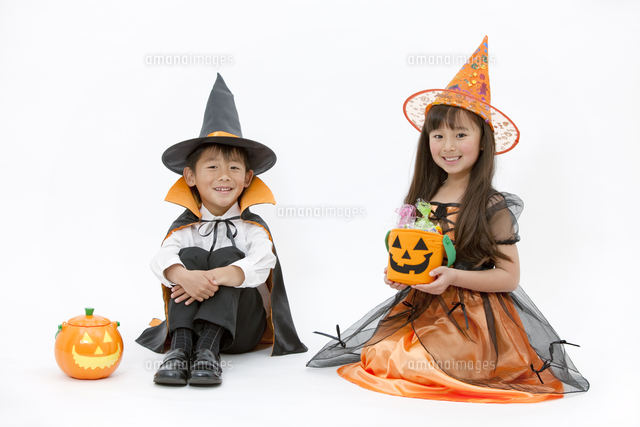 ハロウィンの衣装を着た男の子と女の子 の写真素材 イラスト素材 アマナイメージズ