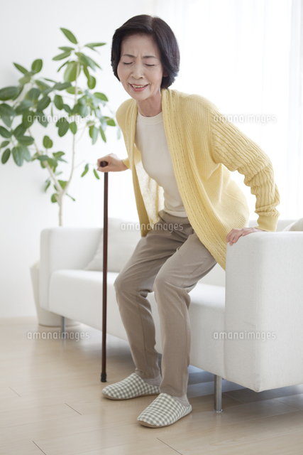 ソファーから立ち上がる中高年女性 の写真素材 イラスト素材 アマナイメージズ