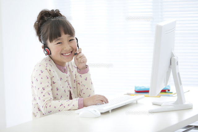 インカムをつけている女の子 の写真素材 イラスト素材 アマナイメージズ