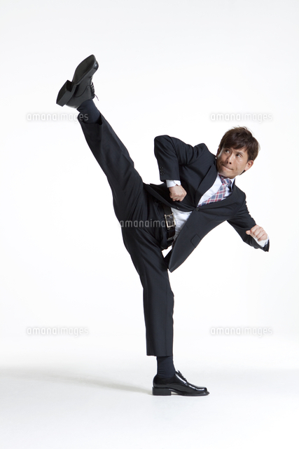 キックするビジネスマン の写真素材 イラスト素材 アマナイメージズ