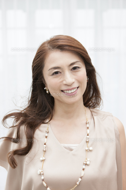 笑顔の中年女性 の写真素材 イラスト素材 アマナイメージズ
