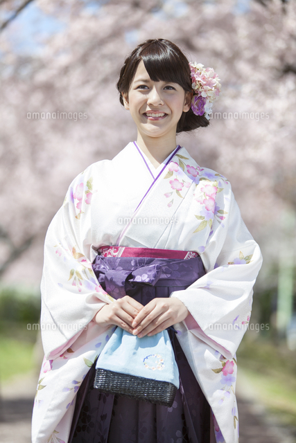 桜と袴姿の女子大生 の写真素材 イラスト素材 アマナイメージズ