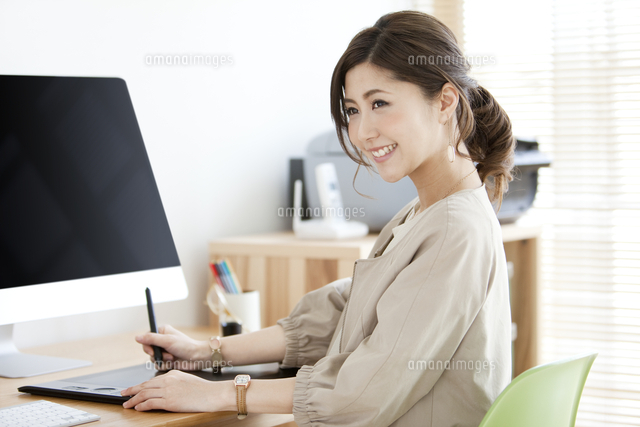 ペンタブを持つ女性 の写真素材 イラスト素材 アマナイメージズ