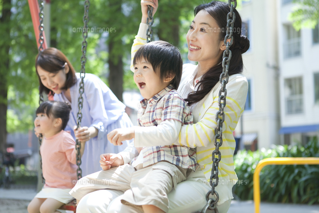 ブランコで遊ぶ親子三人の象、現代のシンプルな工芸品のプレゼント ブランコで遊ぶ親子[07800049321]の写真・イラスト素材｜アマナイメージズ