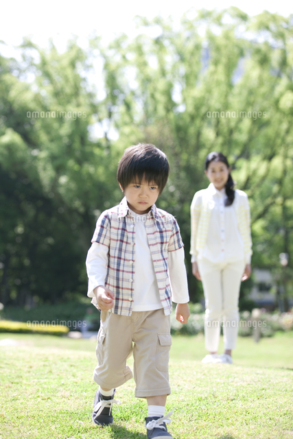 拗ねた顔で歩いている男の子 の写真素材 イラスト素材 アマナイメージズ