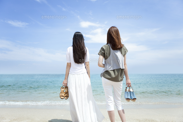 海辺にいる女性2人[07800049829]の写真・イラスト素材｜アマナイメージズ