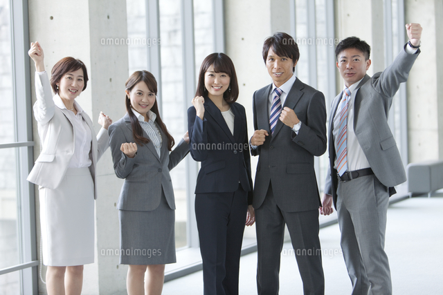 ガッツポーズするビジネスグループ5人 の写真素材 イラスト素材 アマナイメージズ