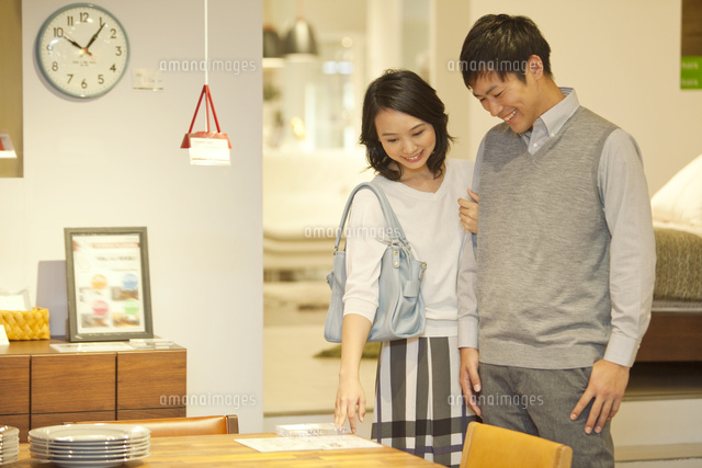 家具を選ぶカップル 07800051732 の写真素材 イラスト素材 アマナイメージズ