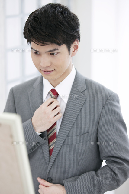 ネクタイを締めるビジネスマン の写真素材 イラスト素材 アマナイメージズ