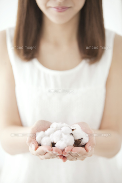 綿を持つ女性の手 の写真素材 イラスト素材 アマナイメージズ