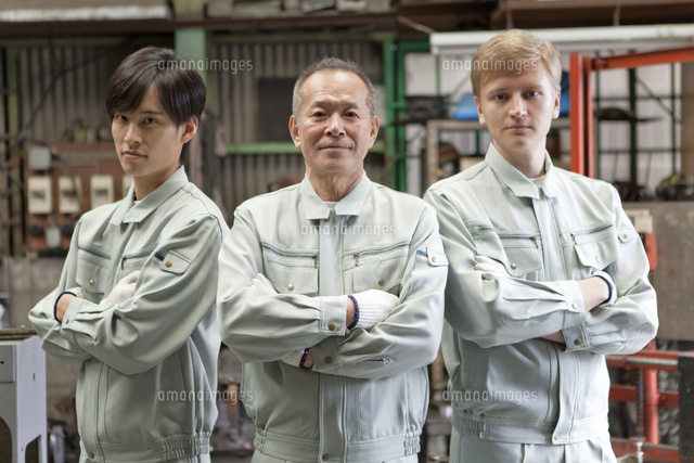 腕組みをする作業者3人 の写真素材 イラスト素材 アマナイメージズ