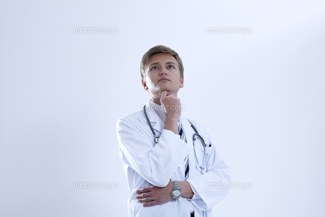 考え事をする外国人医師 の写真素材 イラスト素材 アマナイメージズ