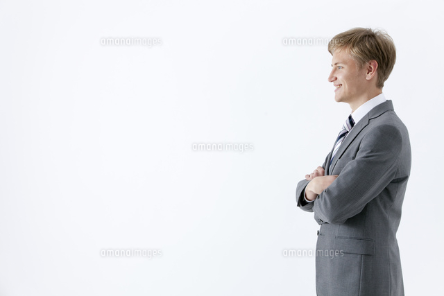 腕組みをする外国人ビジネスマン の写真素材 イラスト素材 アマナイメージズ