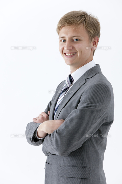 腕組みをする外国人ビジネスマン の写真素材 イラスト素材 アマナイメージズ