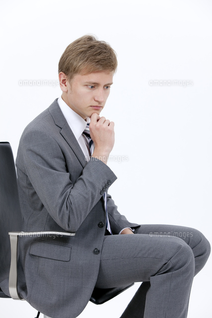 考え事をする外国人ビジネスマン の写真素材 イラスト素材 アマナイメージズ