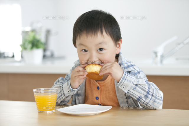 おやつを食べる男の子 の写真素材 イラスト素材 アマナイメージズ