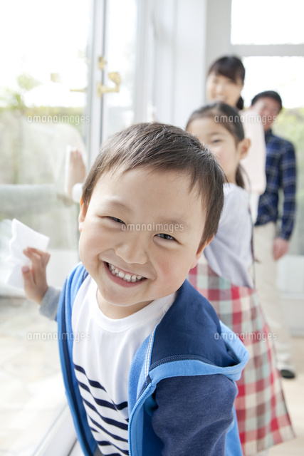 笑顔で窓拭きをする男の子と家族 の写真素材 イラスト素材 アマナイメージズ