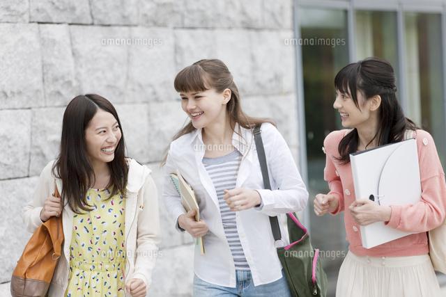 走る女子大生3人 の写真素材 イラスト素材 アマナイメージズ