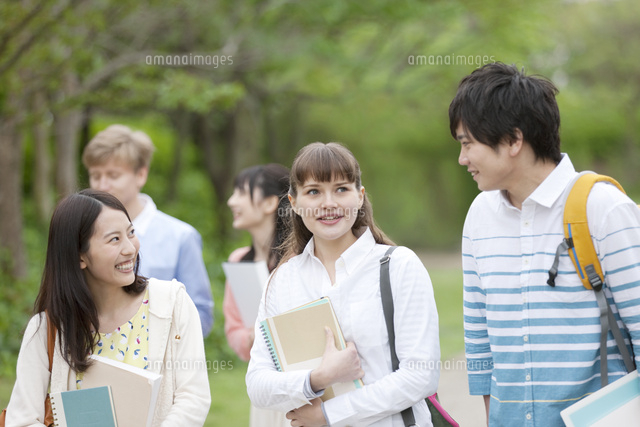 会話する大学生男女 の写真素材 イラスト素材 アマナイメージズ