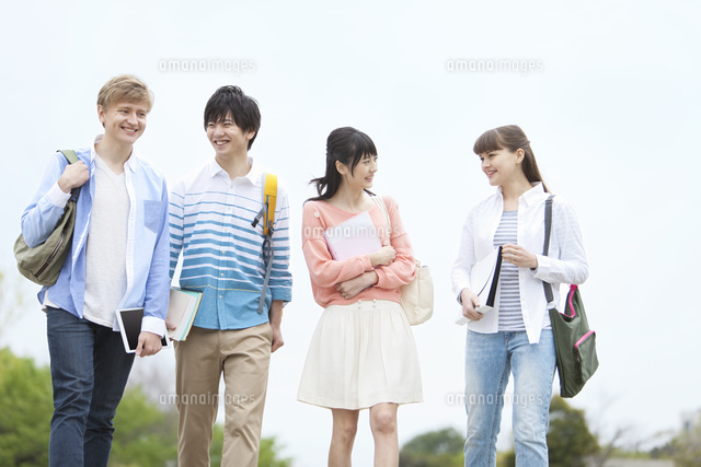 歩く学生4人 の写真素材 イラスト素材 アマナイメージズ 歩く学生4人 の写真素材 イラスト素材 アマナイメージズ