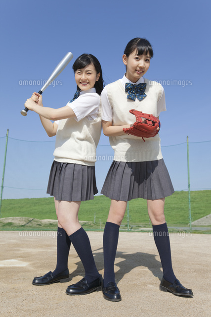 野球をする女子校生2人[07800053463]の写真・イラスト素材｜アマナ