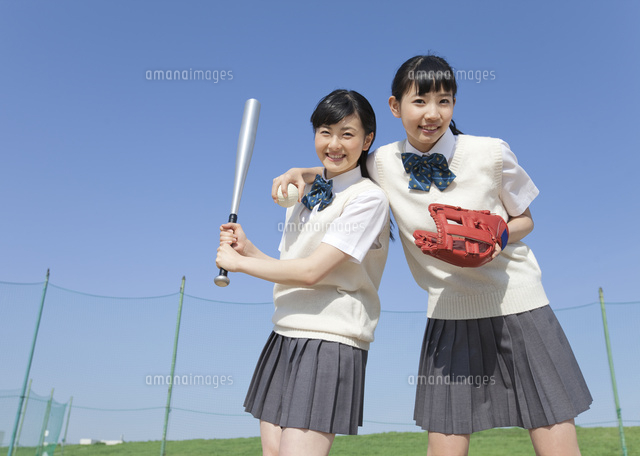 野球をする女子校生2人 の写真素材 イラスト素材 アマナイメージズ