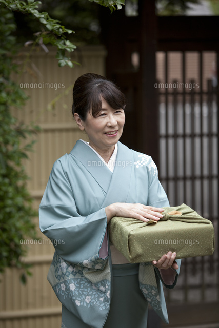 風呂敷包みを持つ中高年女性 の写真素材 イラスト素材 アマナイメージズ