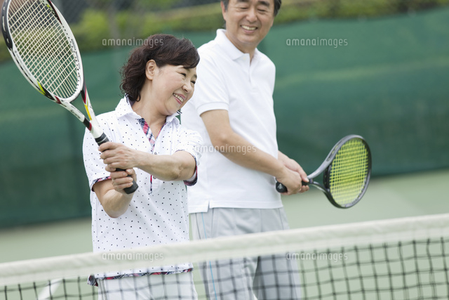 テニスをする中高年カップル の写真素材 イラスト素材 アマナイメージズ