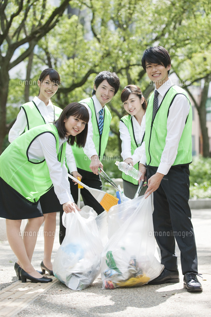 清掃活動をするビジネスマンとビジネスウーマン の写真素材 イラスト素材 アマナイメージズ