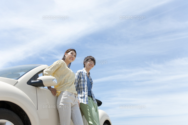 車と笑顔の男女 の写真素材 イラスト素材 アマナイメージズ